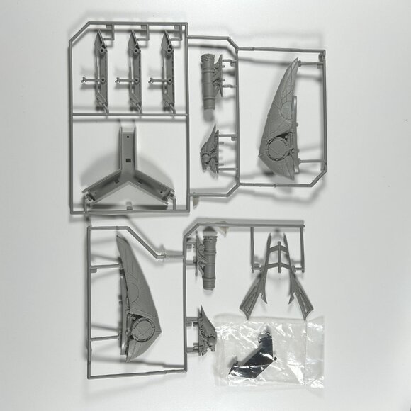 Lindberg ID4 Captured Alien Attacker Plastic Model Kit 1996 Complete - Picture 6 of 12